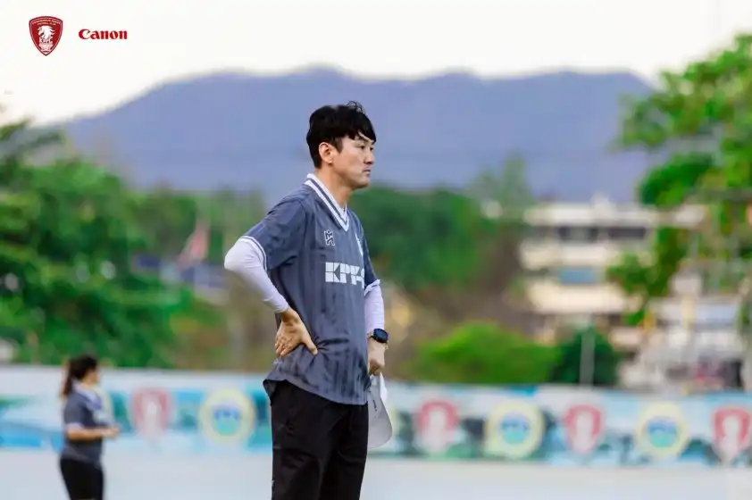 HLV Lee Jung-soo bất lực trong nhiệm vụ giúp Kanchanaburi FC trụ hạng. HLV Lee Jung-soo bất lực trong nhiệm vụ giúp Kanchanaburi FC trụ hạng.